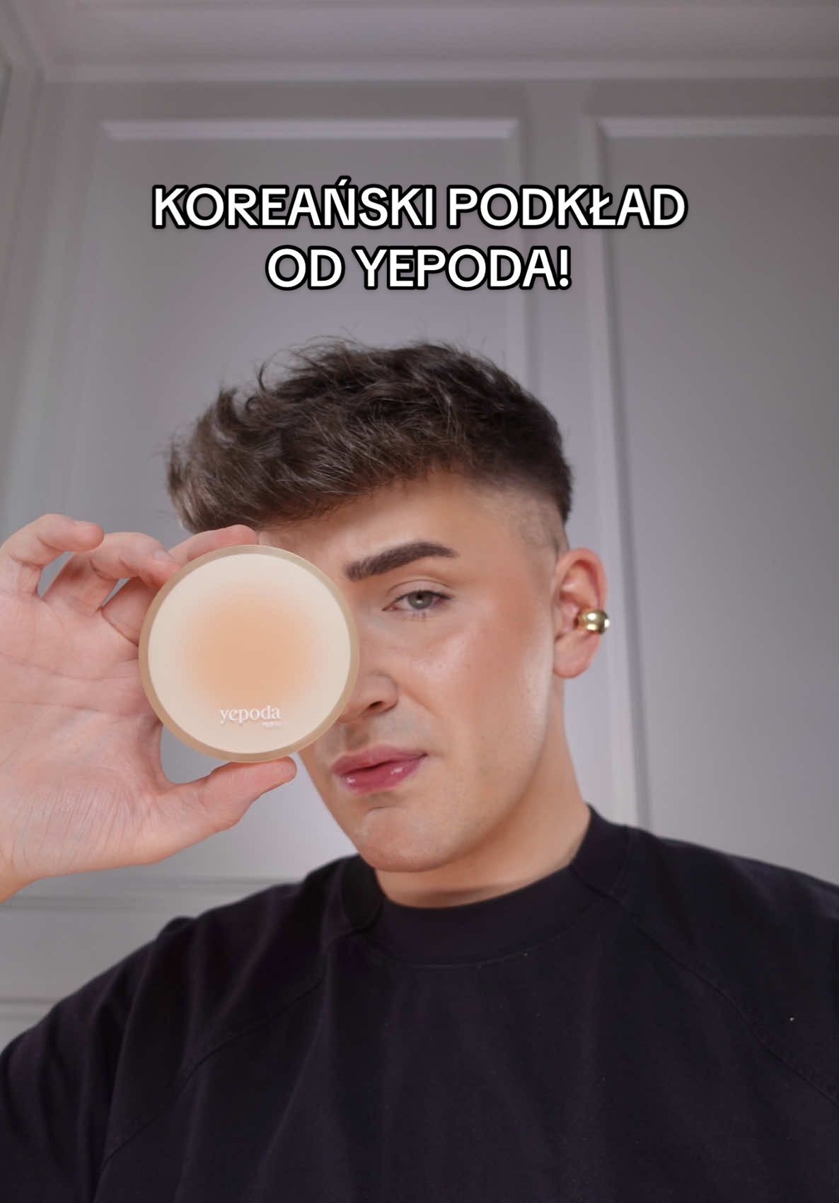 TikTok post by @liszotee for Yepoda. Caption reads: Koreański podkład w poduszce od @Yepoda to moje....