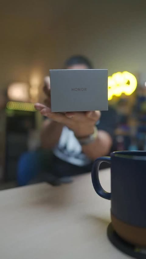 Instagram post by @slorks for Honor. Caption reads: .
تفاصيل اكثر تالي 🔥 #honorMagic8Pro #honor.