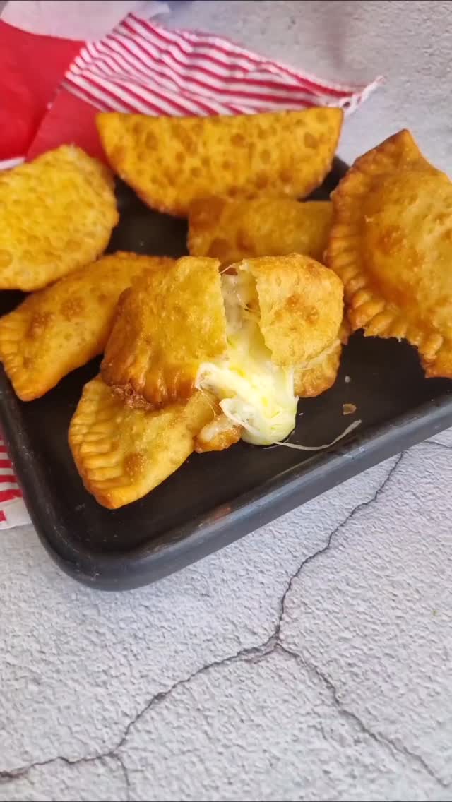 Instagram post by @cocina_chilena for Santa Isabel. Caption reads: Guardar esta receta EMPANADAS DE QUESO 
12tapas de....