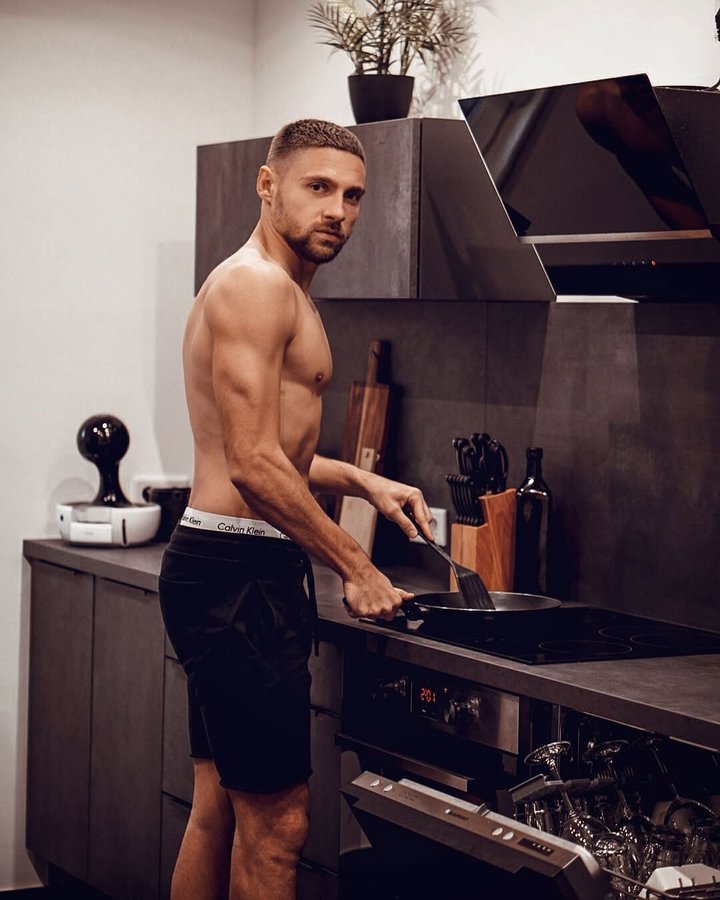 Instagram post by @sasa_str5 for MODELWERK. Caption reads: *AD • Cooking dinner in our kitchen from....