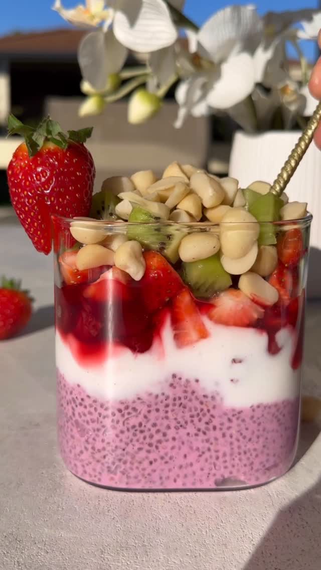 Instagram post by @littlekalegirl for Cocobella. Caption reads: With warm weather here chia seeds pudding is my....