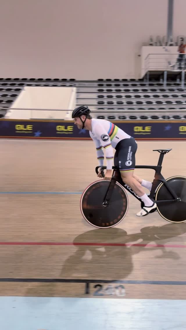 Instagram post by @harrielavreysen for POWERADE. Caption reads: Slo-Mo Sprint Start 🚴🏼💥 
Putting the work in....