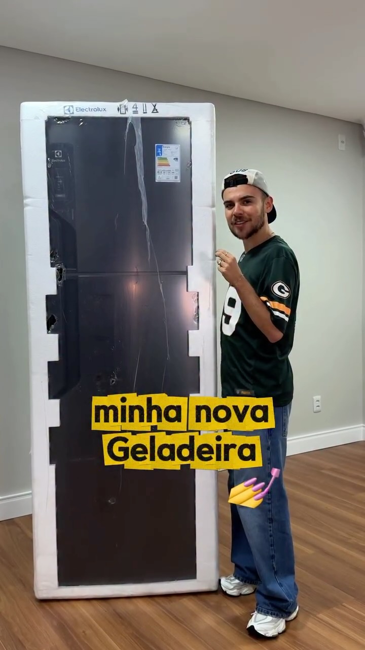 Instagram post by @leonardoschwickert for Electrolux. Caption reads: Arrasou dona @electroluxbr ✨

#geladeira....