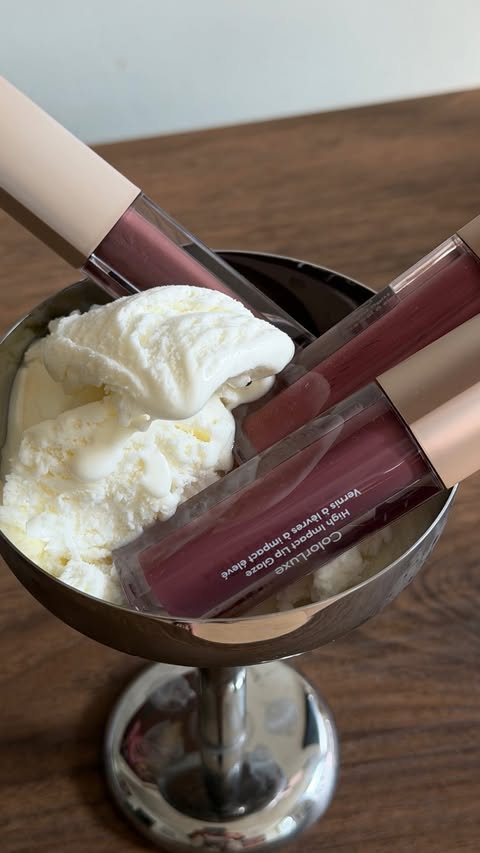 Instagram post by @thereseaanonli for jane iredale. Caption reads: annonse/ New glaze obsession💋 @janeiredale_norway....