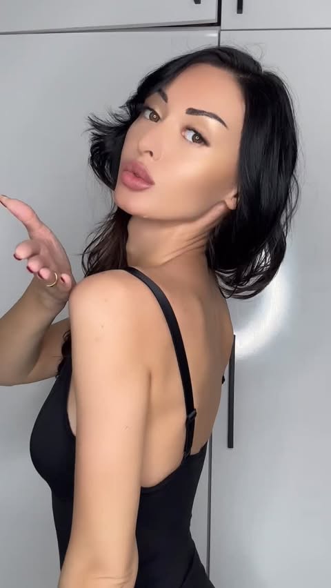 Instagram post by @_niniasi_ for Brabic. Caption reads: [...] date night 💕
Style for a date night POV....