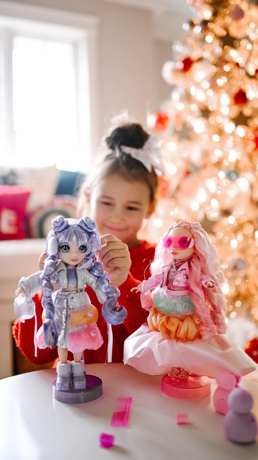 Instagram post by @sa_anderson for Rainbow High. Caption reads: Want the perfect gift for your kiddo this holiday....