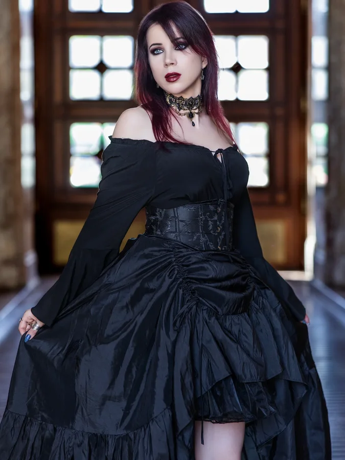 Instagram post by @elizabethvampirelady for Scarlet Darkness. Caption reads: [...] 
Outfit (gifted) - @scarletdarkness_official....