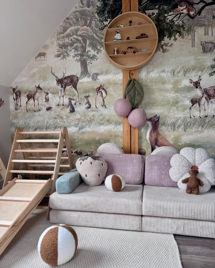 Instagram post by @kasia_pinkowskaa for Goodevas. Caption reads: [...] i cudów. 🧸🤎 Plac zabaw @goodevas Sofa....