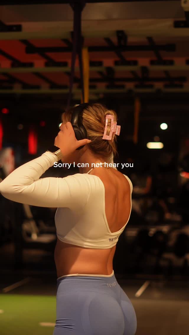 Instagram post by @liftwithannah for Teveo. Caption reads: [...] 🎧✨ Anzeige @fitnessfirstger @teveo code:....