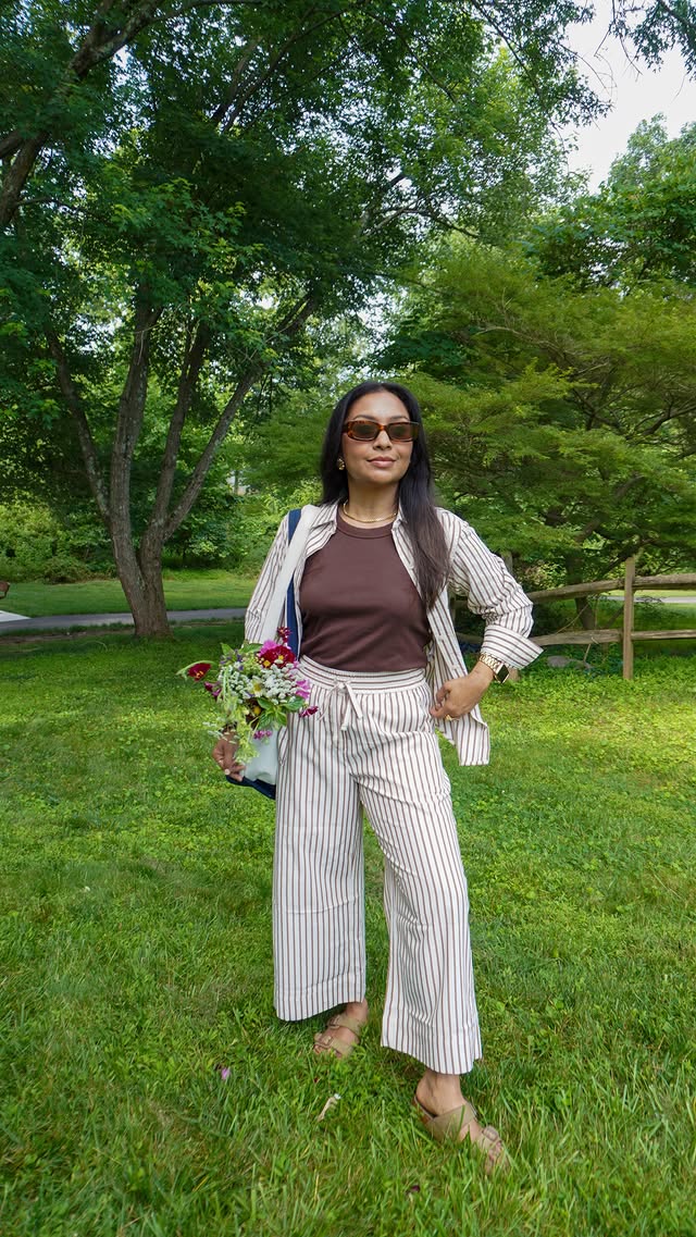 Instagram post by @adashofsophie for Banana Republic Factory. Caption reads: [...] to share some of @bananarepublicfactory new....