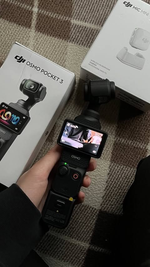 Instagram post by @tetem120 for Revlon Hair Tools. Caption reads: 😂😂
@dyson & @revlonhairtoolscan sponsor me.