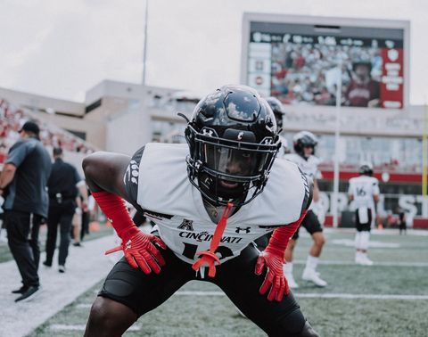 Instagram post by @oso2treal for Elite Athletic Gear. Caption reads: ł’₥ ₲ØØĐ Ø₣₣ ł₦₴₮₳₲Ɽ₳₥, ฿Ʉ₮ ł’₥ ₮ØØ ฿ł₲ Ø₣ ₳....