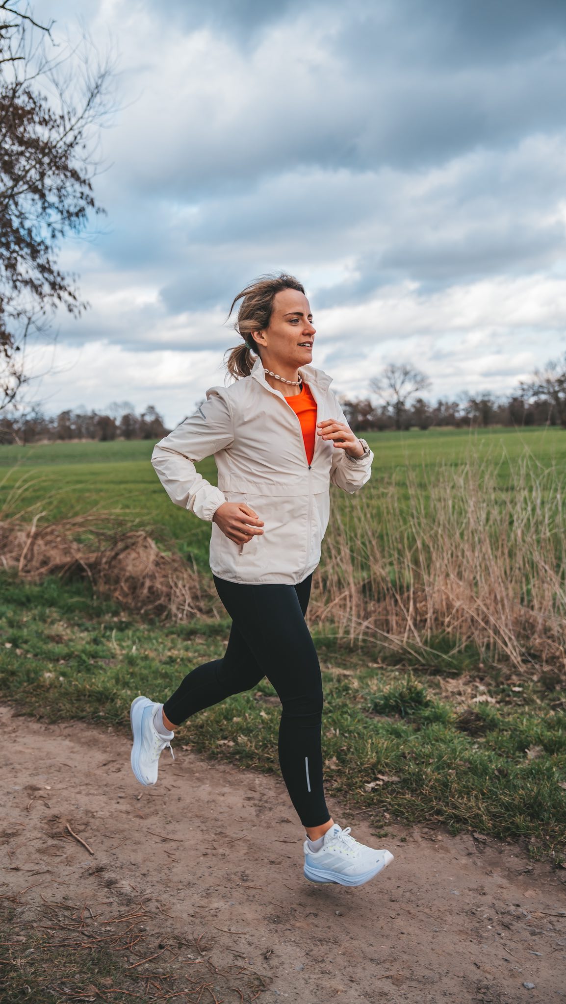 Instagram post by @ninamarleen for Tchibo. Caption reads: In knapp 6 Wochen laufe ich MEINEN ERSTEN MARATHON....