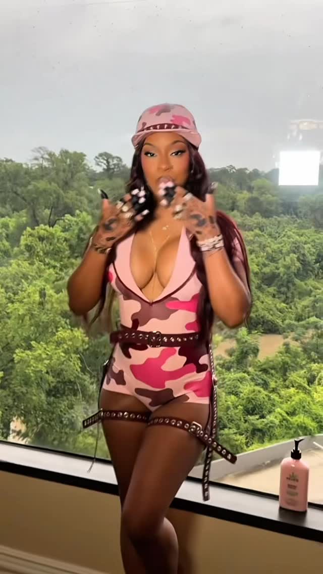 Instagram post by @themonaleo for Hempz. Caption reads: skin staying soft and shiny thanks to Hempz. We On....