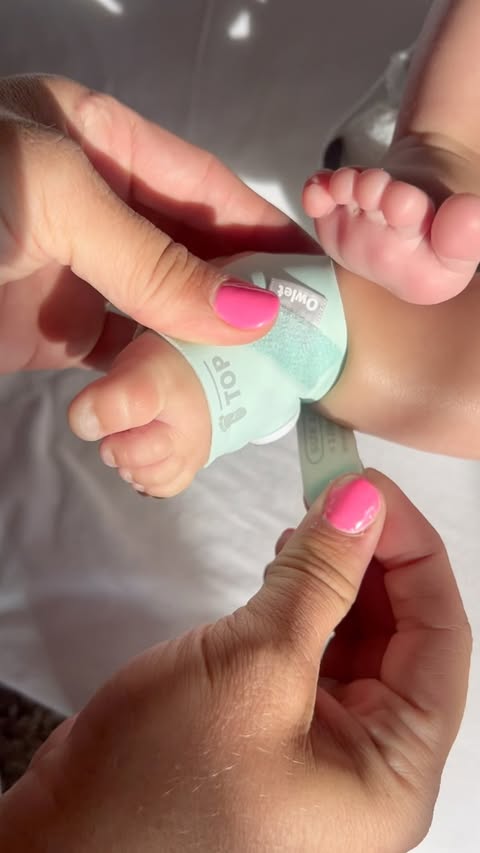 Instagram post by @medschoolwife for Owlet. Caption reads: [...] me so much peace of mind!! #ad #onlyowlet....