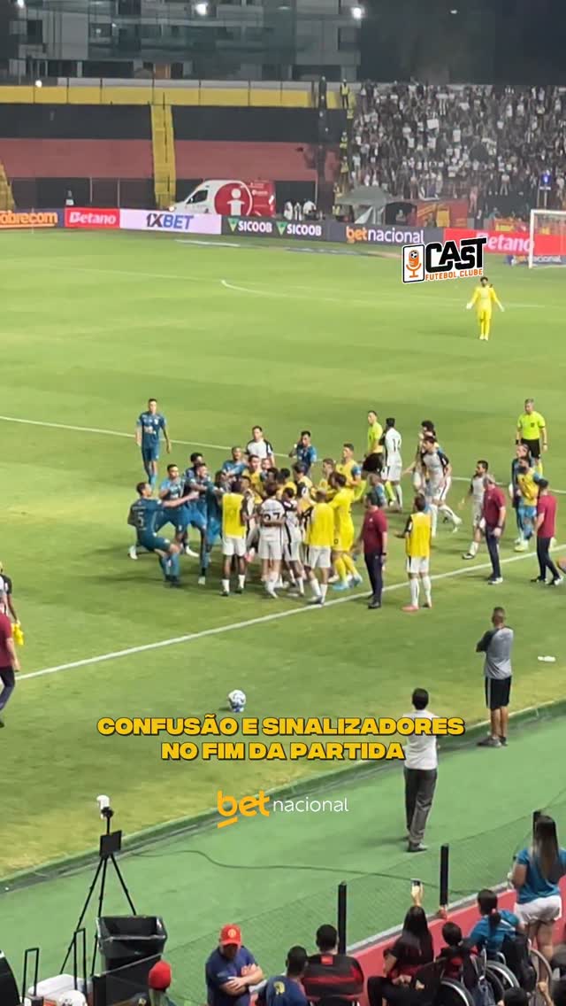 Instagram post by @cast.fc for Betnacional. Caption reads: Sinalizadores na torcida do Corinthians e confusão....