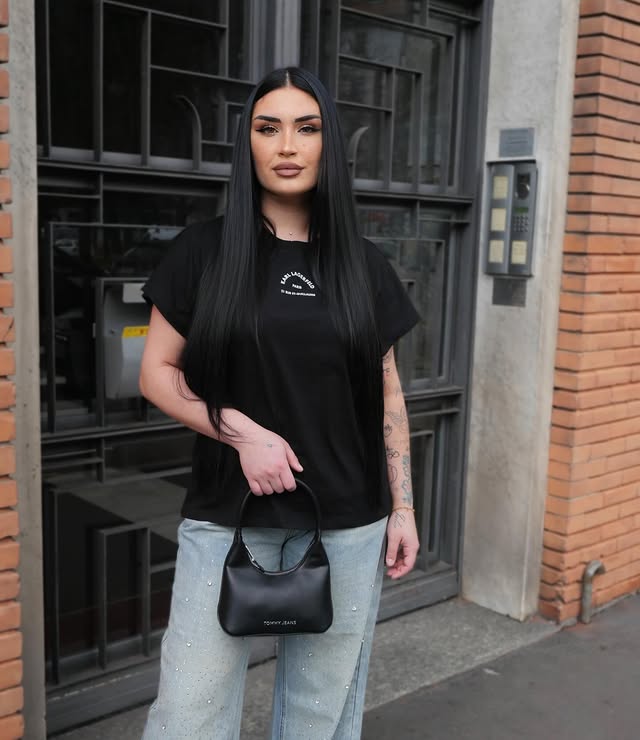 Instagram post by @dianetta_turcu for Spartoo. Caption reads: 🖤 Outfit by @spartoogram Bag @tommyhilfiger by....