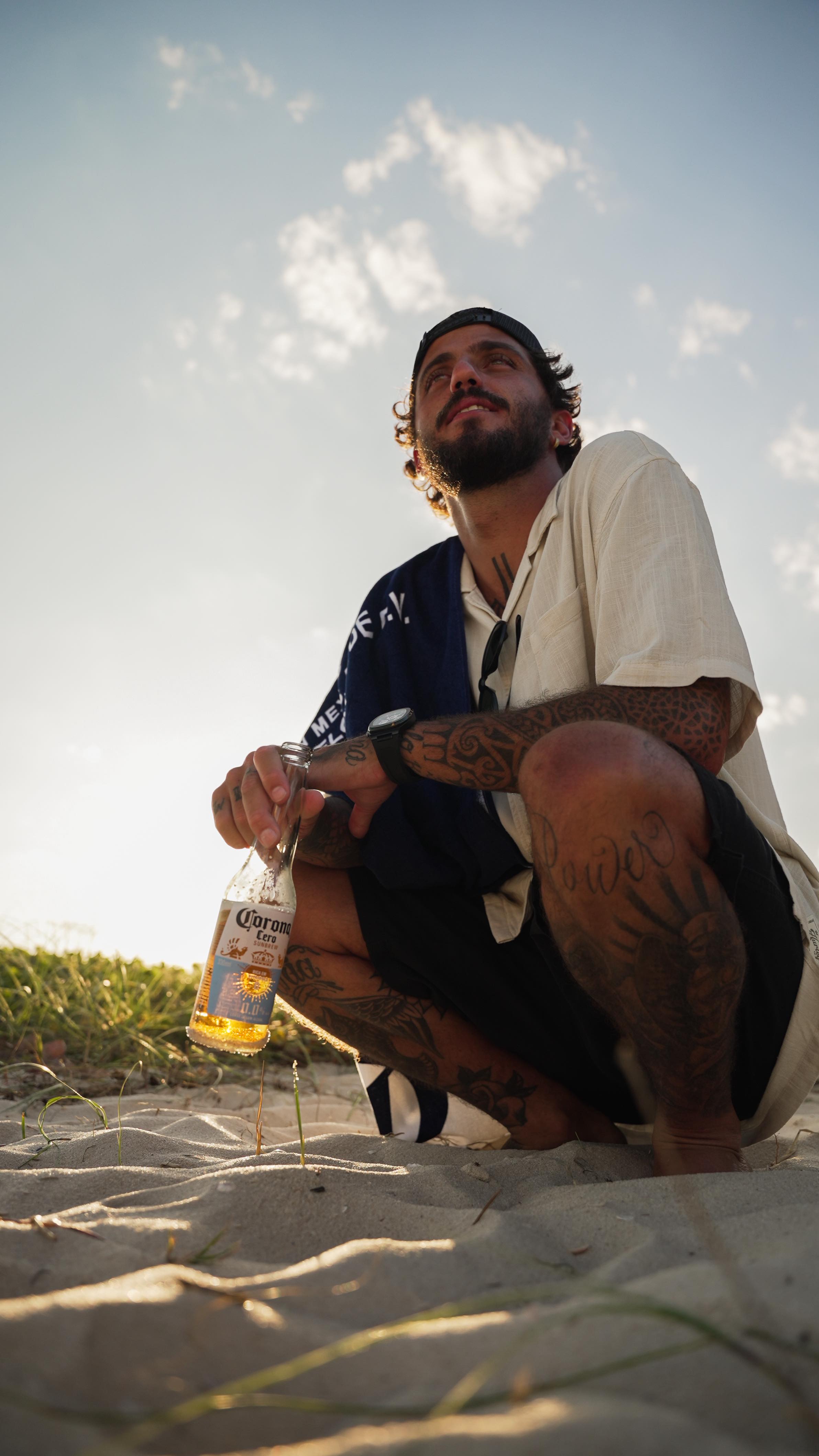 Instagram post by @filipetoledo for Corona. Caption reads: Foi o surf que me levou mais longe. Para praias....