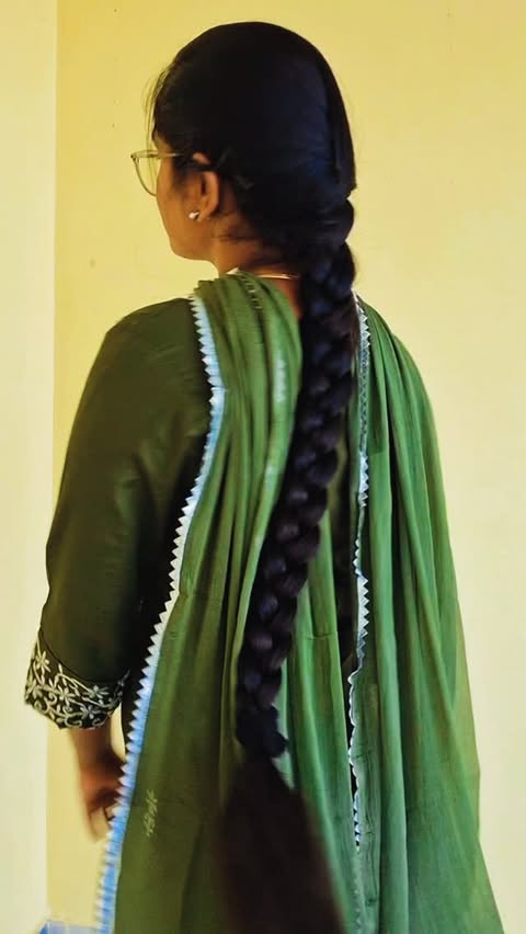 Instagram post by @sow_mia.__ for Meesho. Caption reads: Comment "link"🔗 💚3 piece Kurta Set♥️ .....