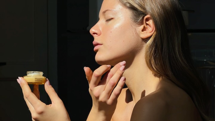 Instagram post by an influencer for Guerlain. Caption reads: @guerlain Abeille Royale youth repair [...].