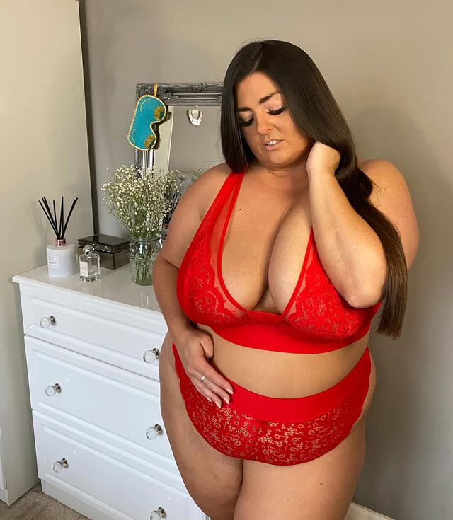Instagram post by @itspeachskin for Tutti Rouge. Caption reads: [...] flex ♥️ Hallie in Chilli Pepper 🌶️....