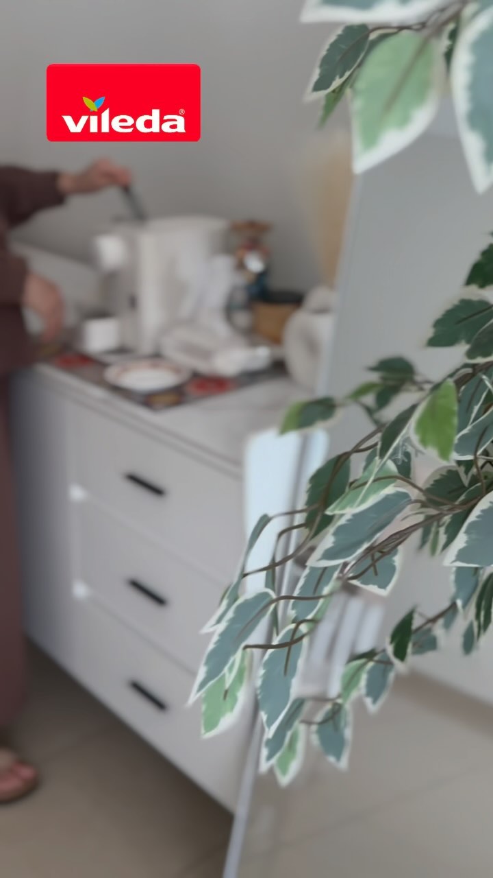 Instagram post by @shopping.dealsuae for Vileda. Caption reads: [...] effortless cleaning with the Vileda Easy....