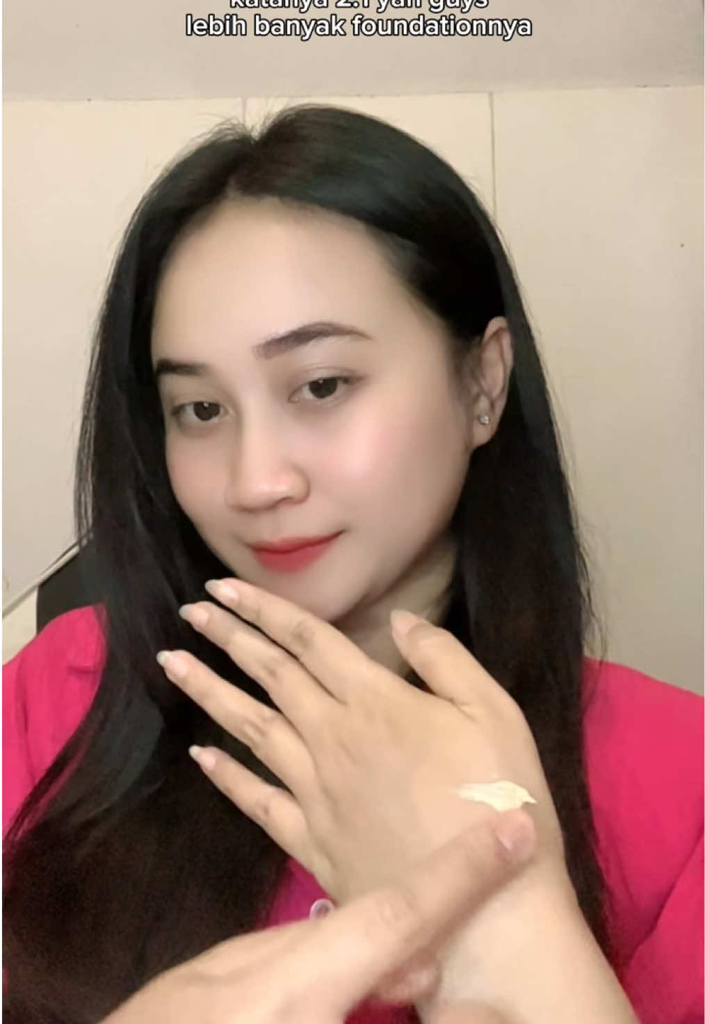 TikTok post by @sinipeyuuukkk for Glow & Lovely Arabia. Caption reads: Foundation + Glow & Lovely Glassbright Ultralight....