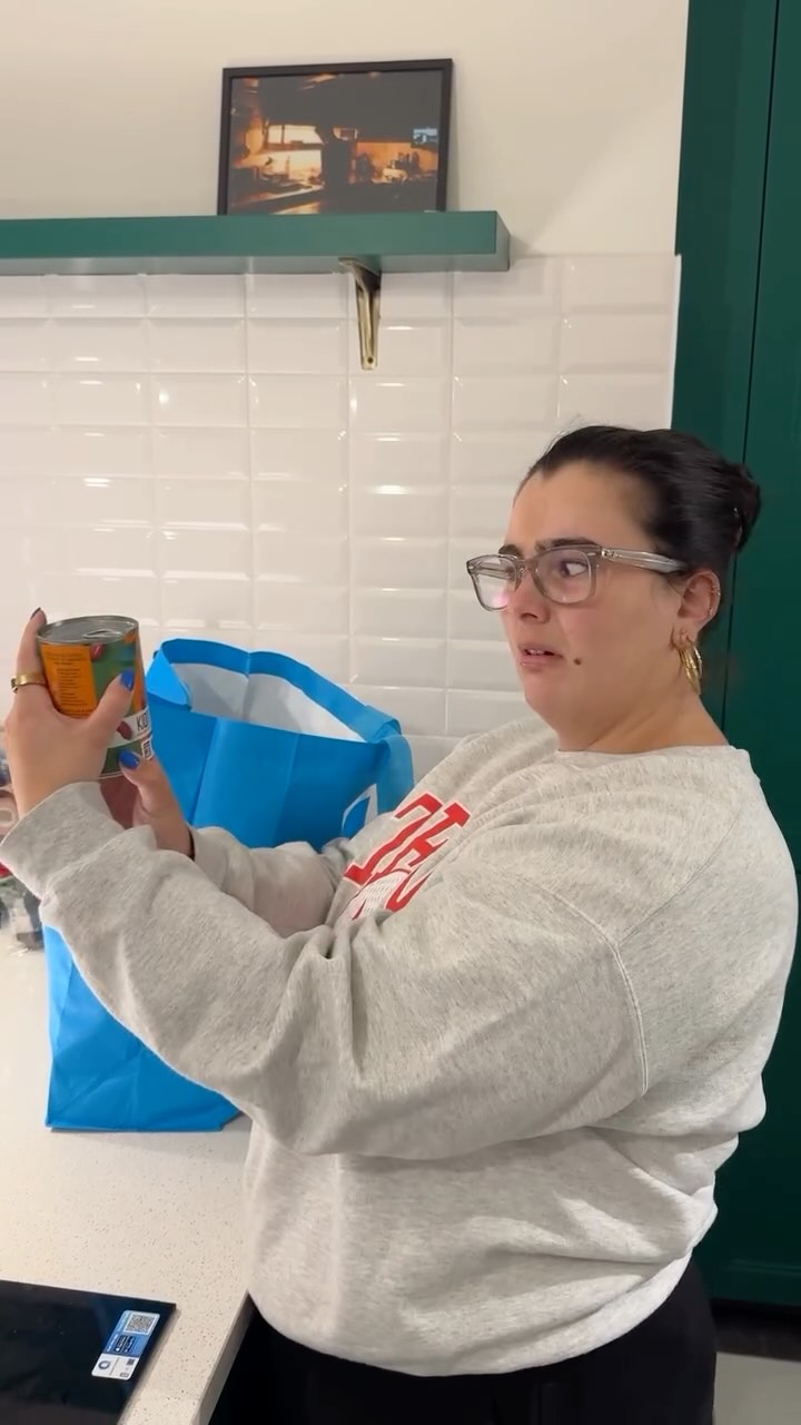 Instagram post by @juliaheetman for Albert Heijn. Caption reads: Zo is boodschappen doen altijd een feestje ♥️😂....