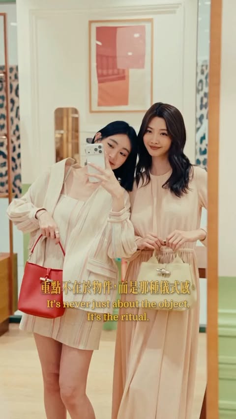 Instagram post by @_ihua_ for Longchamp. Caption reads: [...] 像是把彼此的默契，直接背在身上。 不用多說什麼，看到就會懂✨ @longchamp....