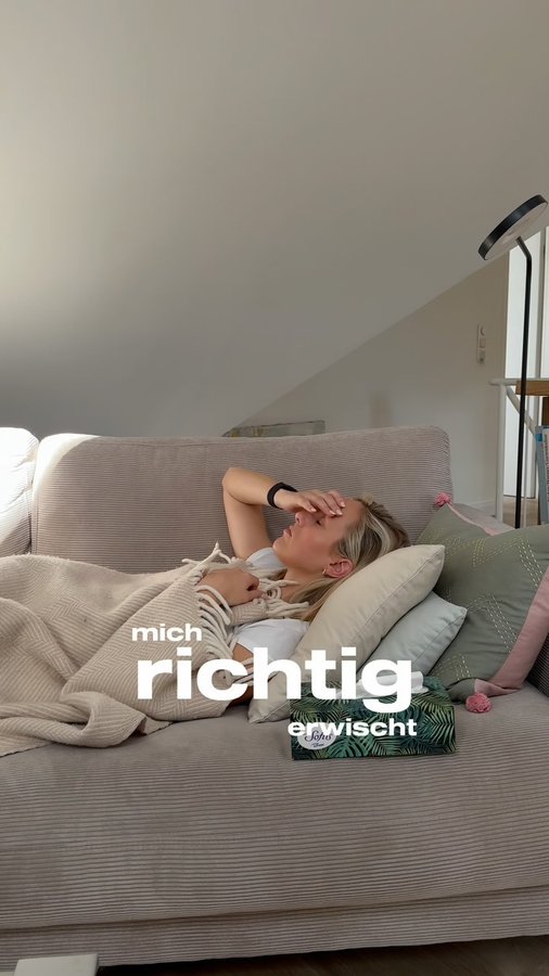 Instagram post by @fitmitdebbs for WHOOP. Caption reads: [...] musste ich nicht raten. Mein @whoop Band hat....