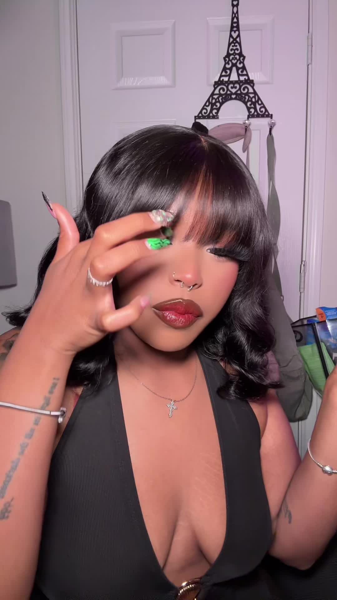 TikTok post by @deeswerv for Wiggins Hair. Caption reads: @Wiggins Hair Store 😍.