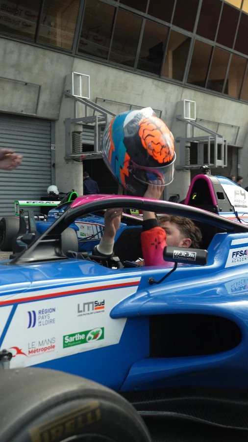 Instagram post by @etienne_moustache for Samsung France. Caption reads: Alors finalement je suis de retour !? 🧐😍
Non non....