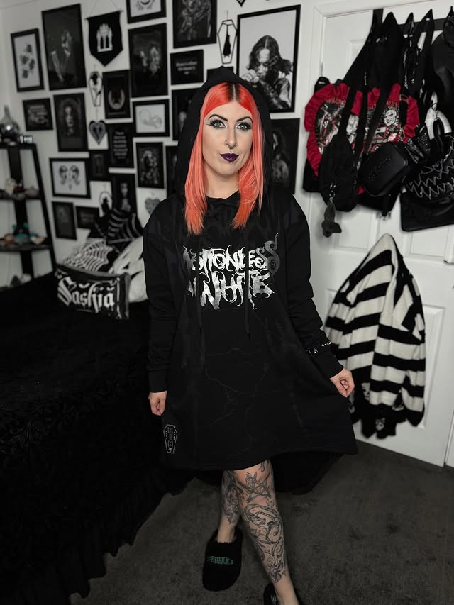 Instagram post by an influencer for Arctic Fox Hair Color. Caption reads: [...] * Hair - @arcticfoxhaircolor dc:....