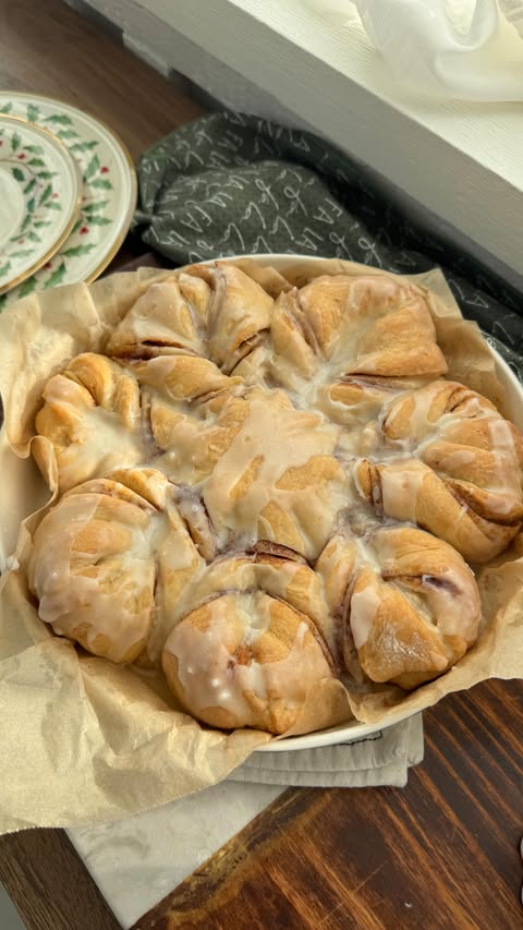 Instagram post by @peanutbutterandjillybeans for Lenox. Caption reads: NEWWWWW 🤎⭐️🍯 CINNAMON STAR BREAD 🤌🏼 perfect....