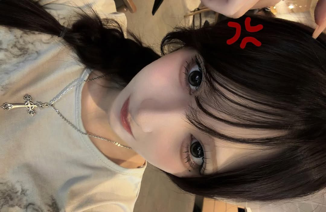 Instagram post by @__li0y for Queen Eyes. Caption reads: ‪ㅤ‬ ‪ㅤ‬ LARMEのベージュフィルター🩶 グレーっぽさもある軸固定。お気に入りだよ。....