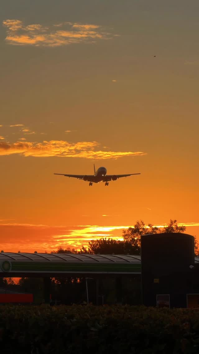 Instagram post by @elemer.aviation for American Airlines. Caption reads: Spectacular Sunrise Arrival 😍✈️🌅
.
American....