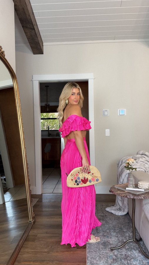 Instagram post by @maddybajczyk for Selfieleslie. Caption reads: Ad ✨ Two vacation moods - bold & bright or breezy....