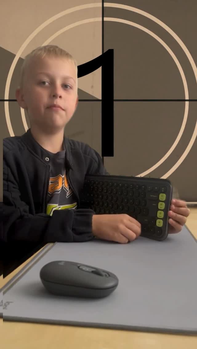 Instagram post by @bienkowskapisze for Logitech. Caption reads: Szymon testuje nową klawiaturę od Logitech i… nie....