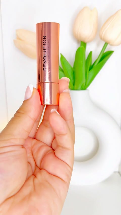 Instagram post by @hajarbeautyuk for Makeup Revolution. Caption reads: [...] this shade is for everyday looks....