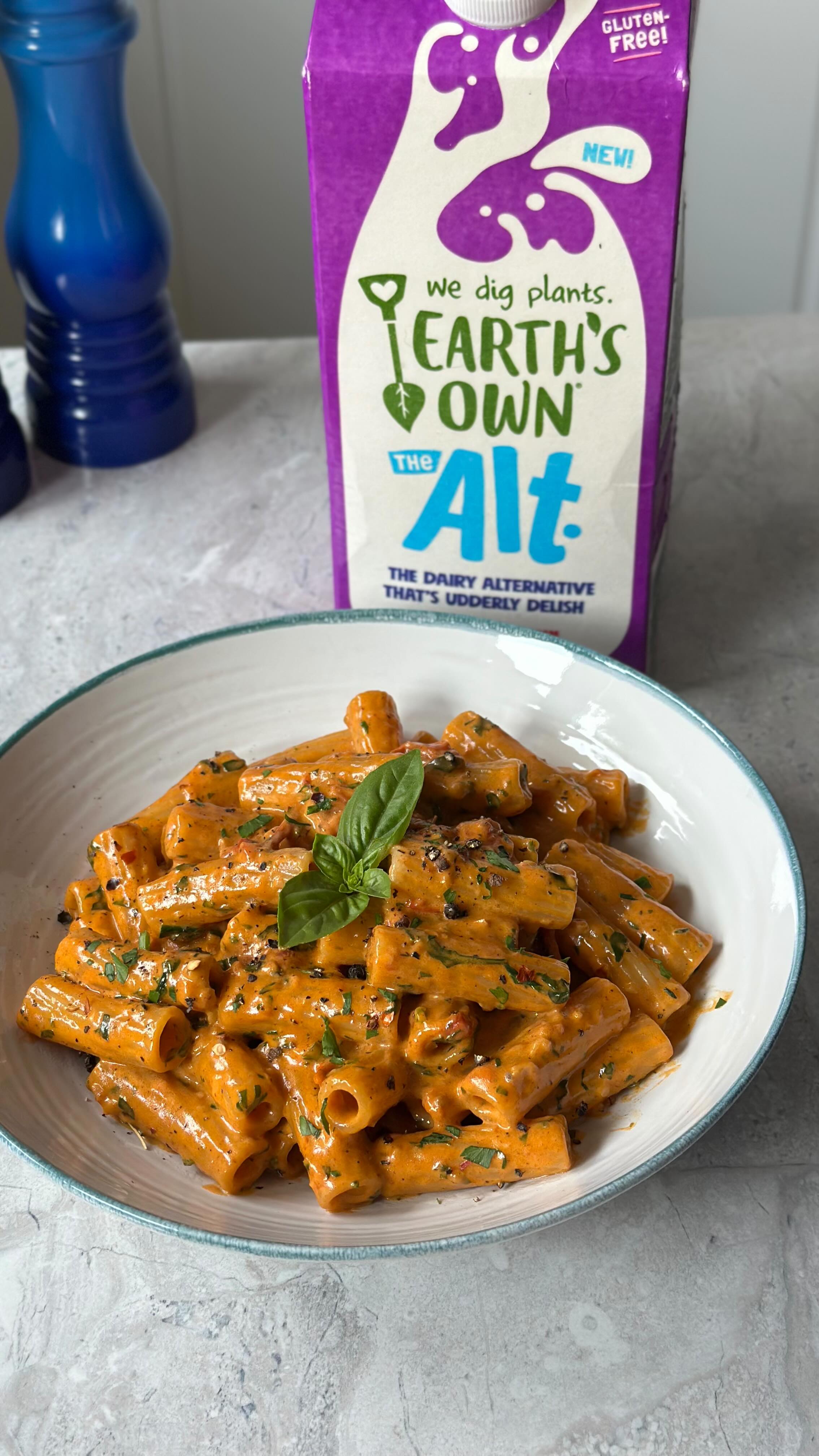 Instagram post by @majasrecipes for Earth’s Own. Caption reads: Creamy Tomato Garlic Rigatoni (vegan)✨ @earthsown....