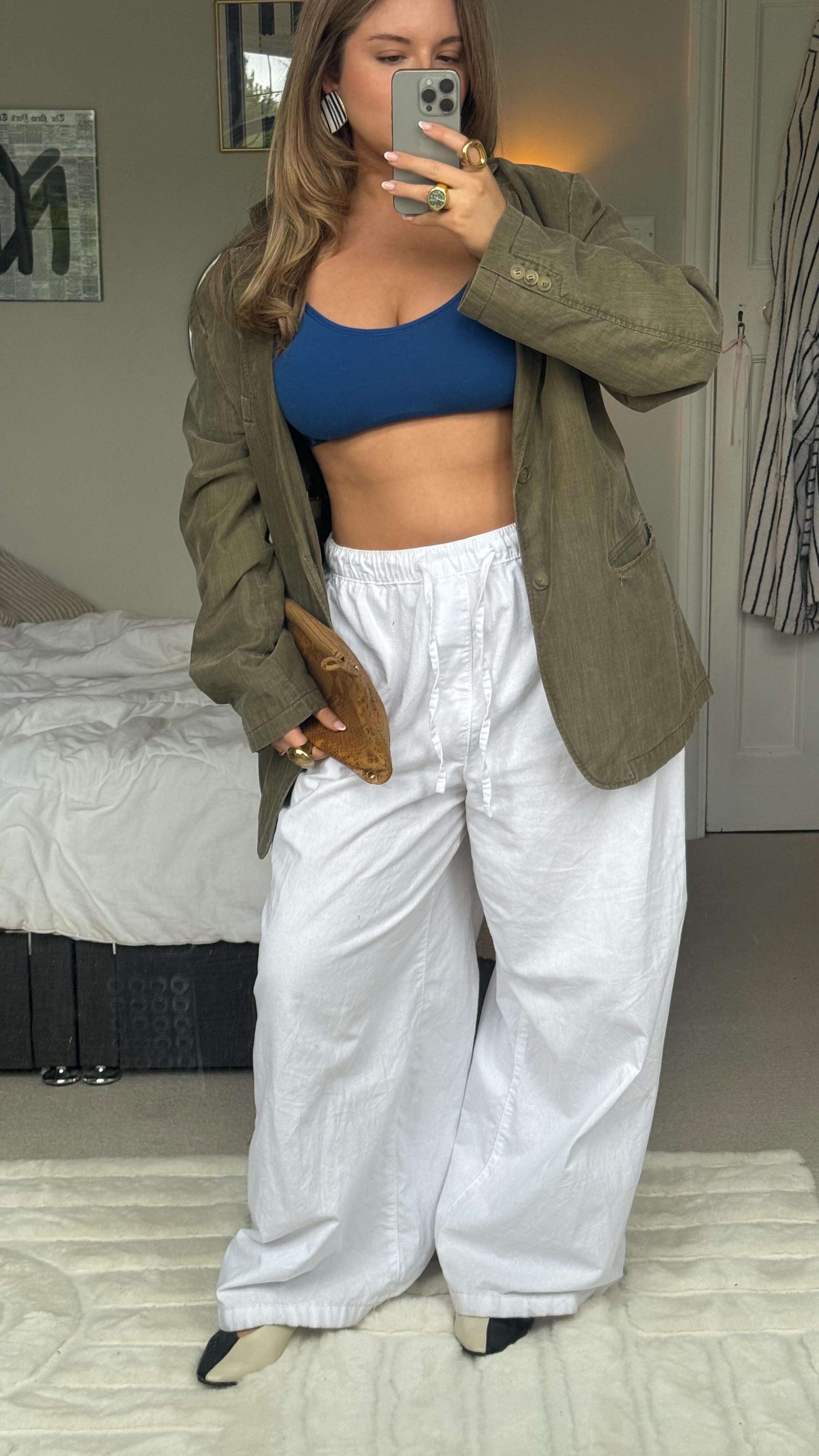 Instagram post by @shannonfelicityking for sloggi. Caption reads: [...] also find it IN my wardrobe with the @sloggi....