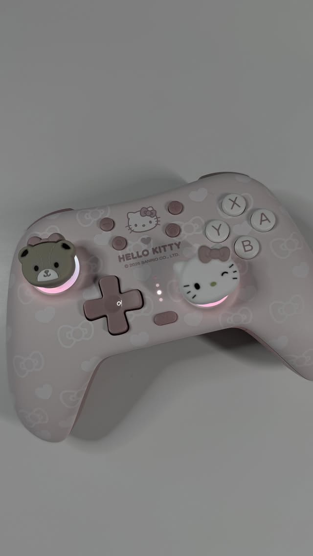 Instagram post by @izluna__ for GeekShare. Caption reads: [...] with this Hello Kitty controller from....