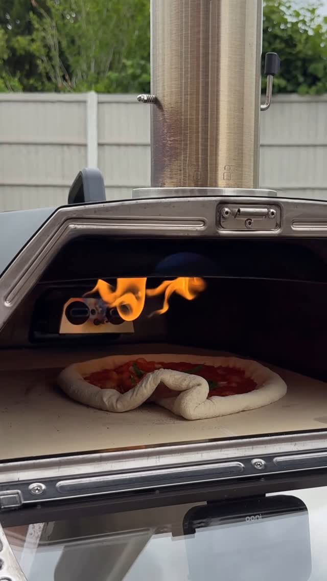 Instagram post by @scottspizzaproject for Ooni. Caption reads: [...] 💪🏼 • #scottspizzaproject #ooniambassador....