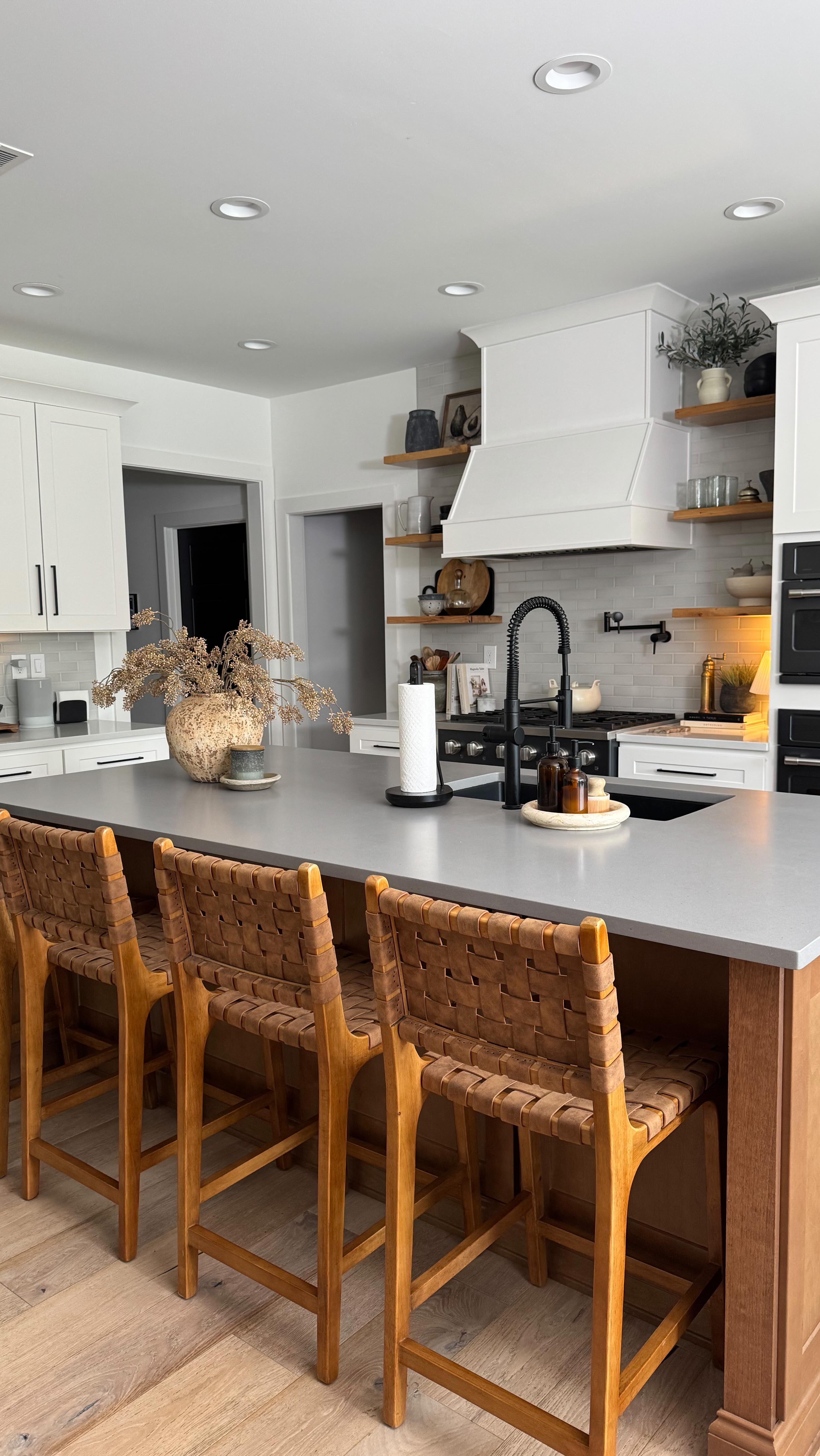 Instagram post by @_catben_ for O-cedar. Caption reads: Reminder: summer hosting is way more fun when your....