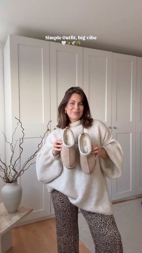 Instagram post by @krissiklr for UGG. Caption reads: Effortless looks for everyday moments 🤍
Simple.....