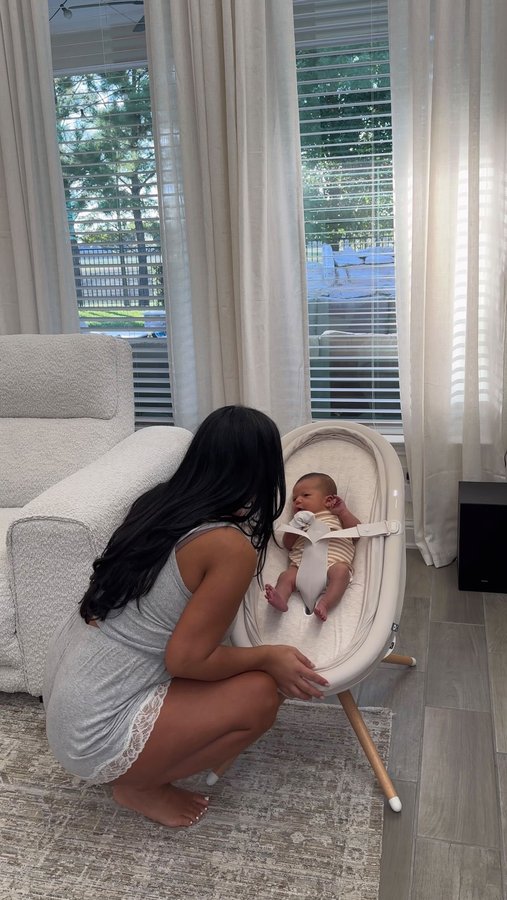 Instagram post by @lincolnsmamaaa for Elvie. Caption reads: Being able to get ready guilt free as a new mom is....