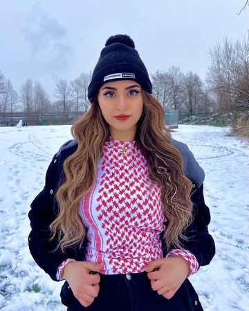 Instagram post by @lara_radwan for PaliRoots. Caption reads: [...] for discount link in bio ;););) @paliroots.