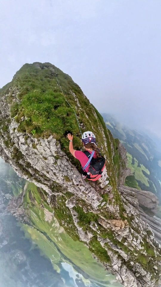 Instagram post by @wander_kathi for CLIF BAR. Caption reads: [...] auf dem Gipfel?
Natürlich ein CLIF....