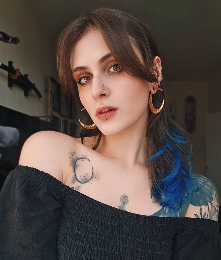 Instagram post by @heavenqueen__ for Custom Plugs. Caption reads: [...] couldn't be happier 🌻 Weights are....