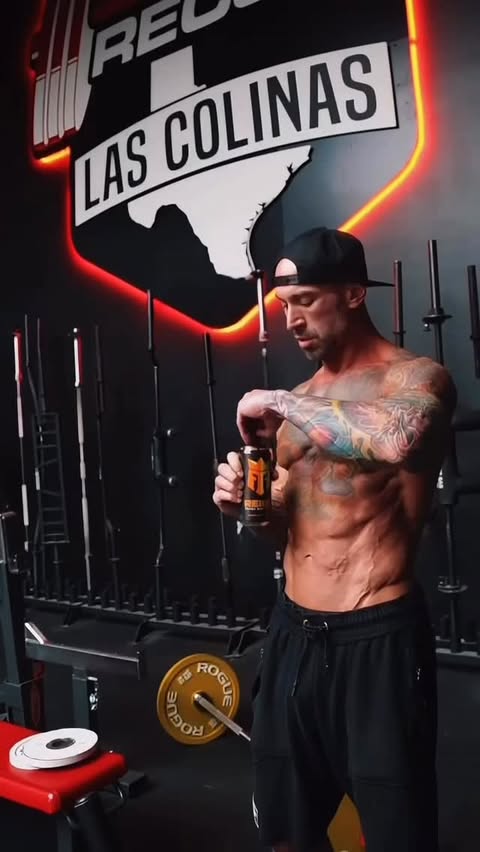 Instagram post by @jonathan_coyle for Reign Body Fuel. Caption reads: Weighted side bends and @reignbodyfuel always a....
